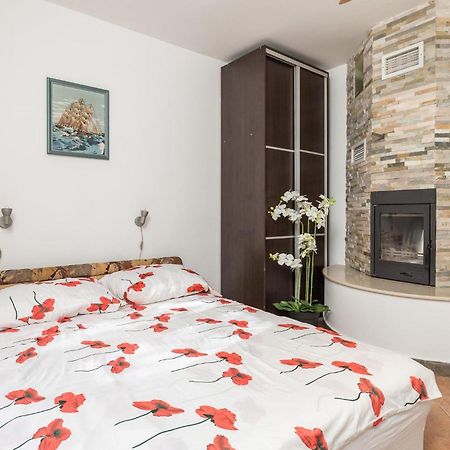 1 Bedroom Beautiful Apartment In Vrh Vrh  Екстериор снимка