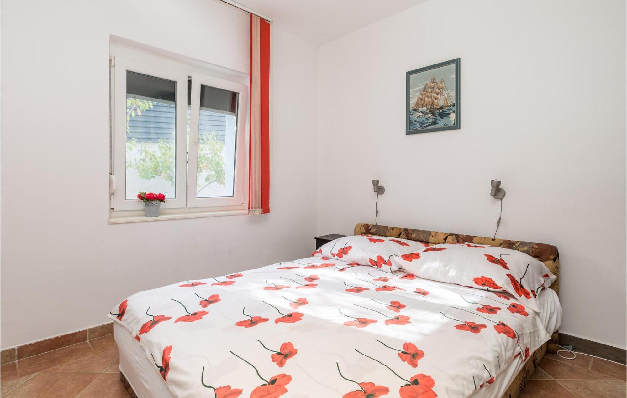 1 Bedroom Beautiful Apartment In Vrh Екстериор снимка