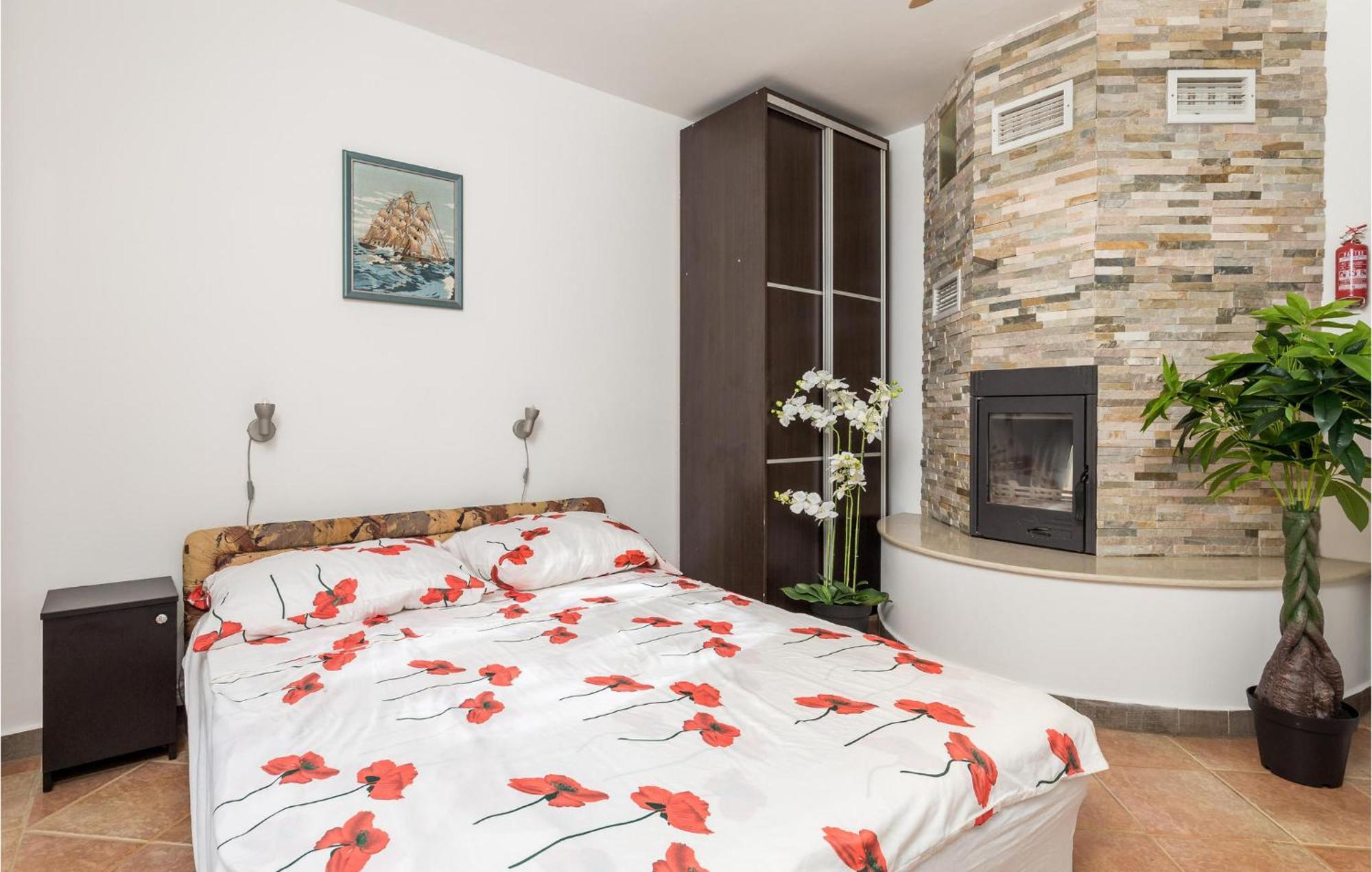 1 Bedroom Beautiful Apartment In Vrh Екстериор снимка