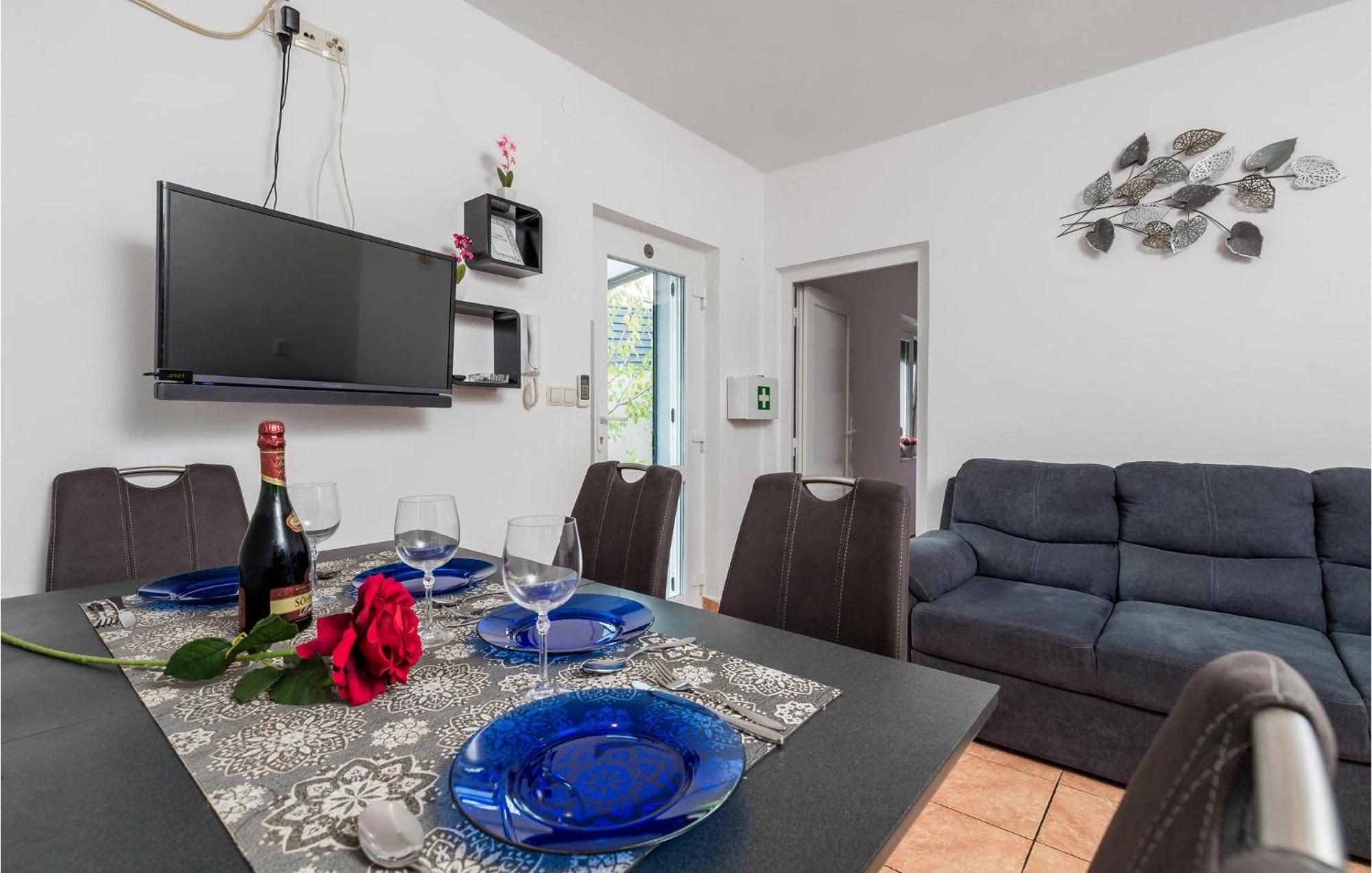 1 Bedroom Beautiful Apartment In Vrh Екстериор снимка