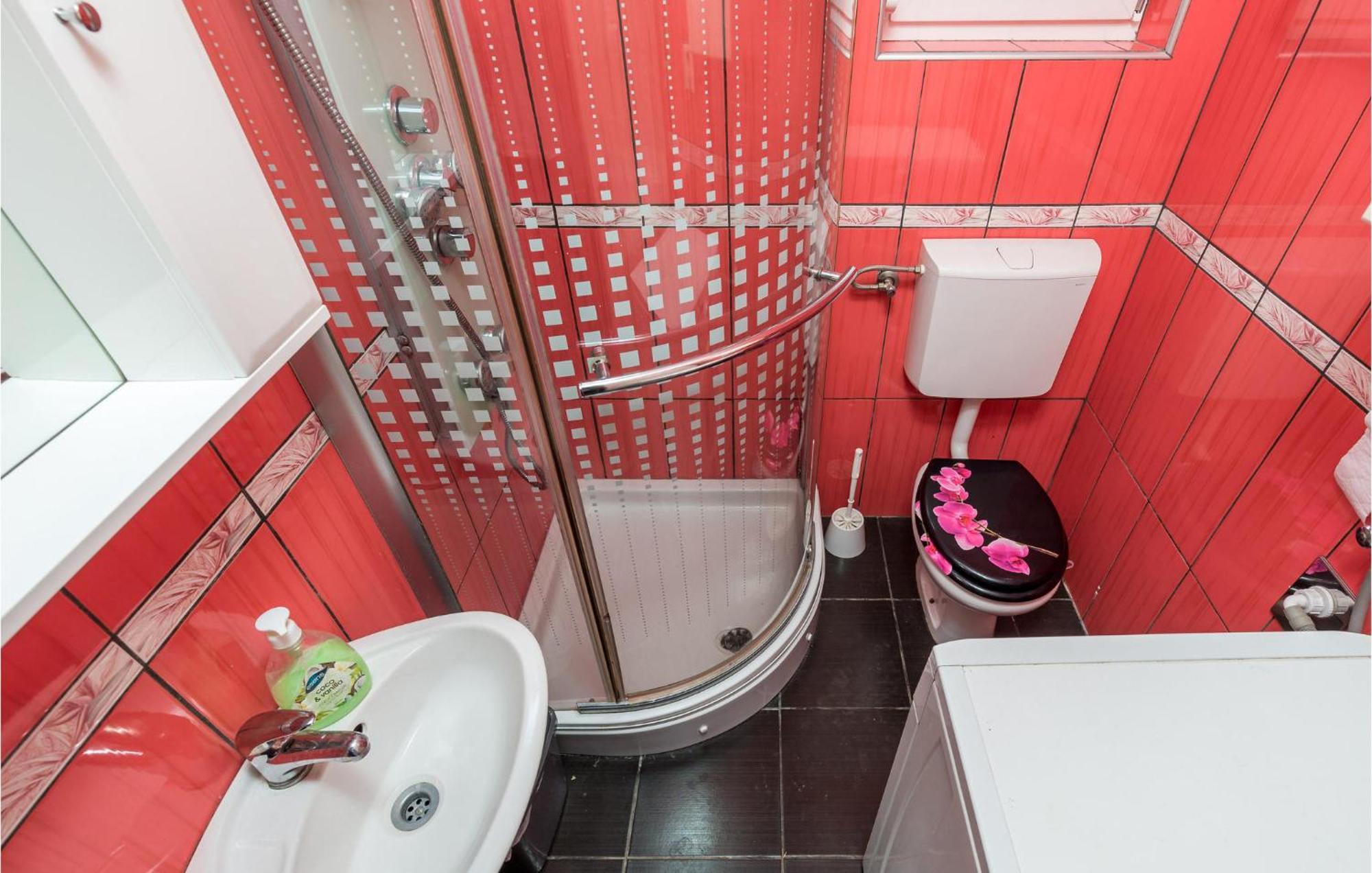 1 Bedroom Beautiful Apartment In Vrh Vrh  Екстериор снимка