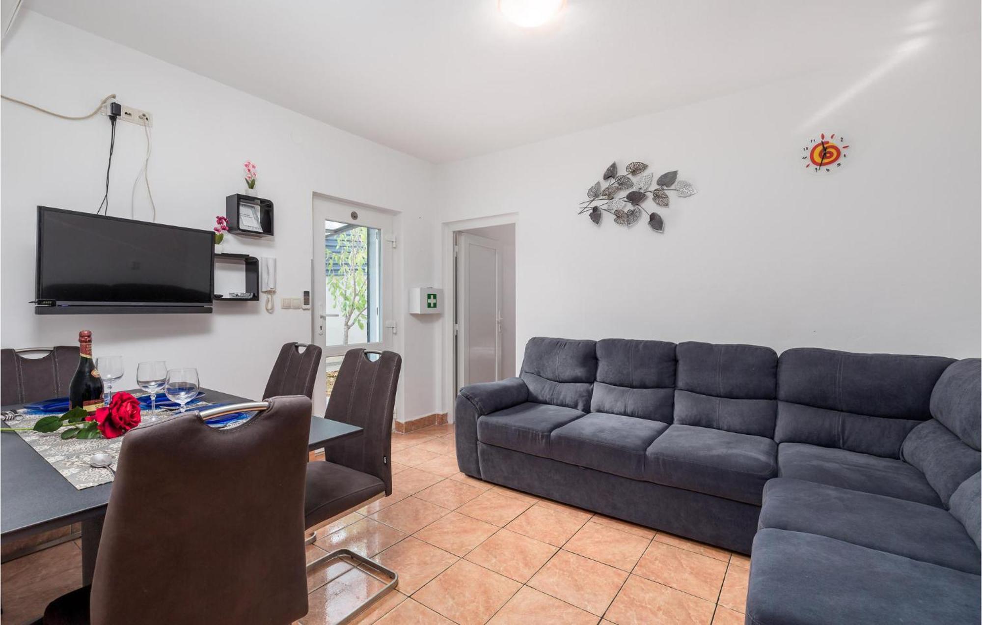 1 Bedroom Beautiful Apartment In Vrh Vrh  Екстериор снимка