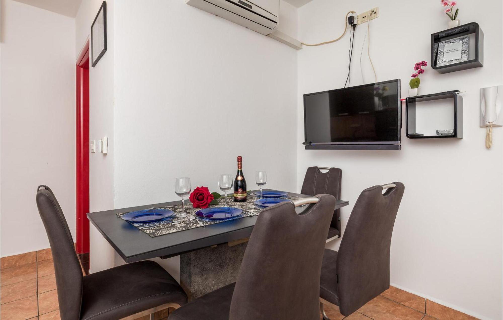 1 Bedroom Beautiful Apartment In Vrh Vrh  Екстериор снимка