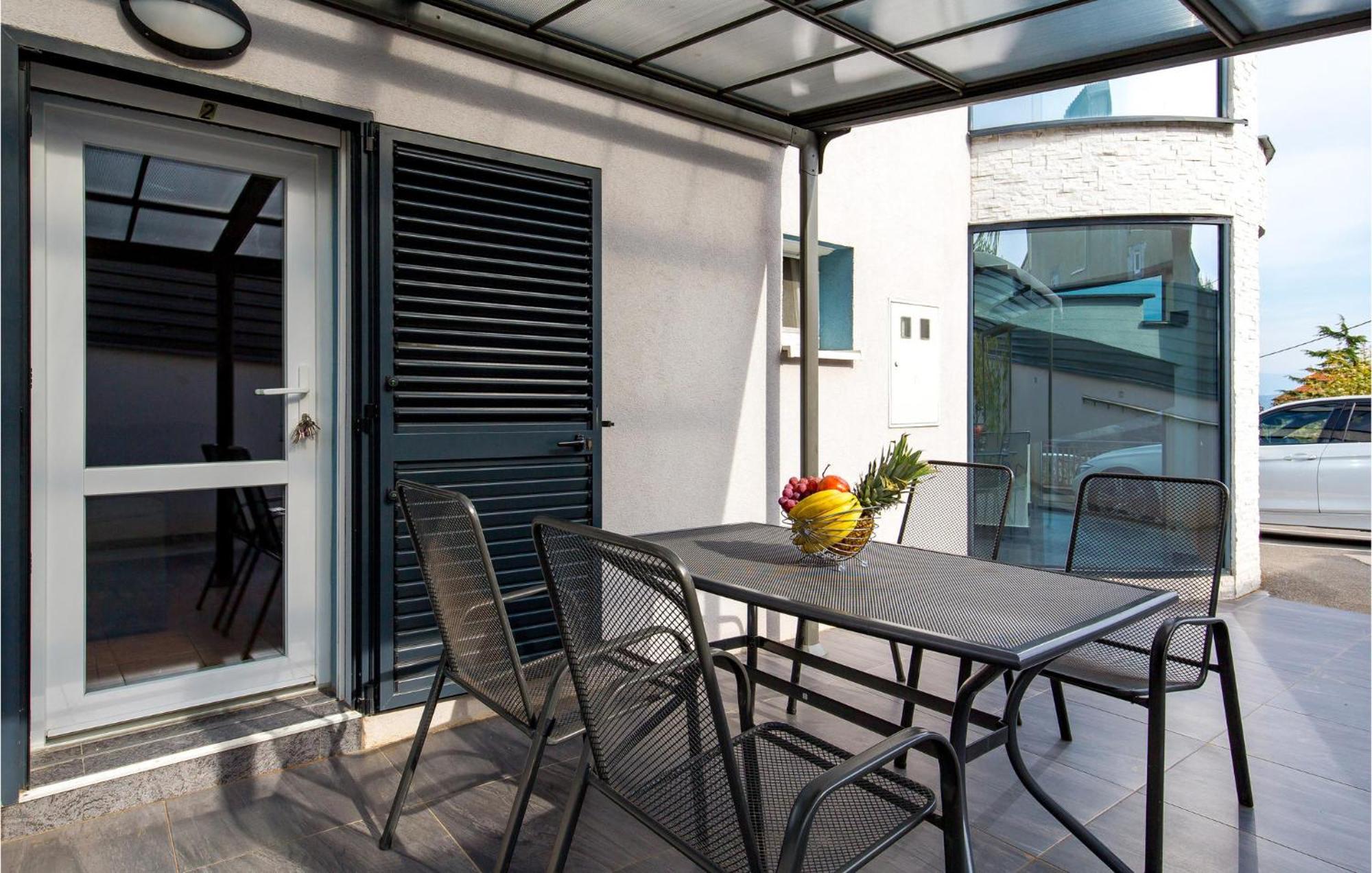 1 Bedroom Beautiful Apartment In Vrh Vrh  Екстериор снимка