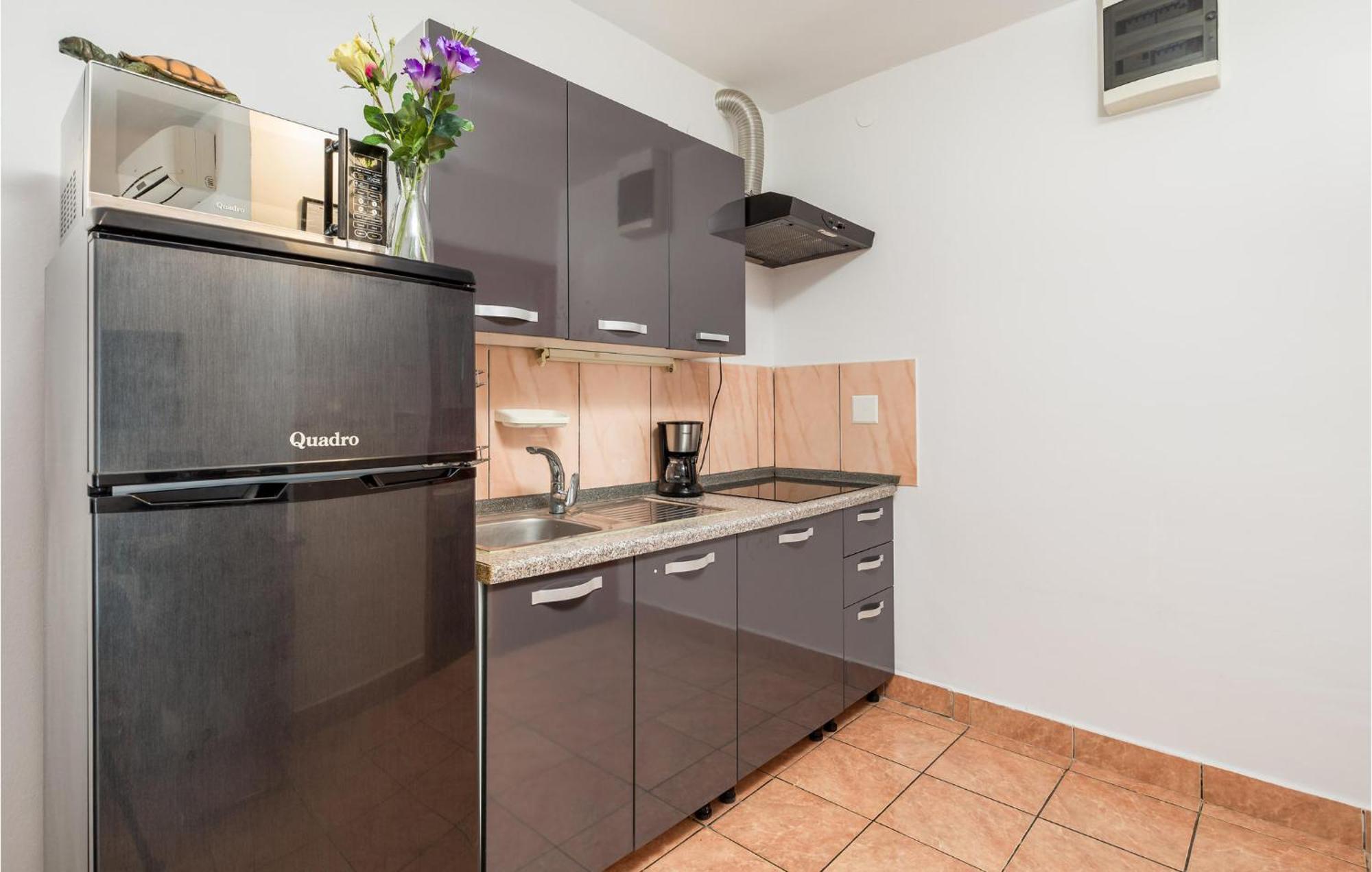 1 Bedroom Beautiful Apartment In Vrh Vrh  Екстериор снимка