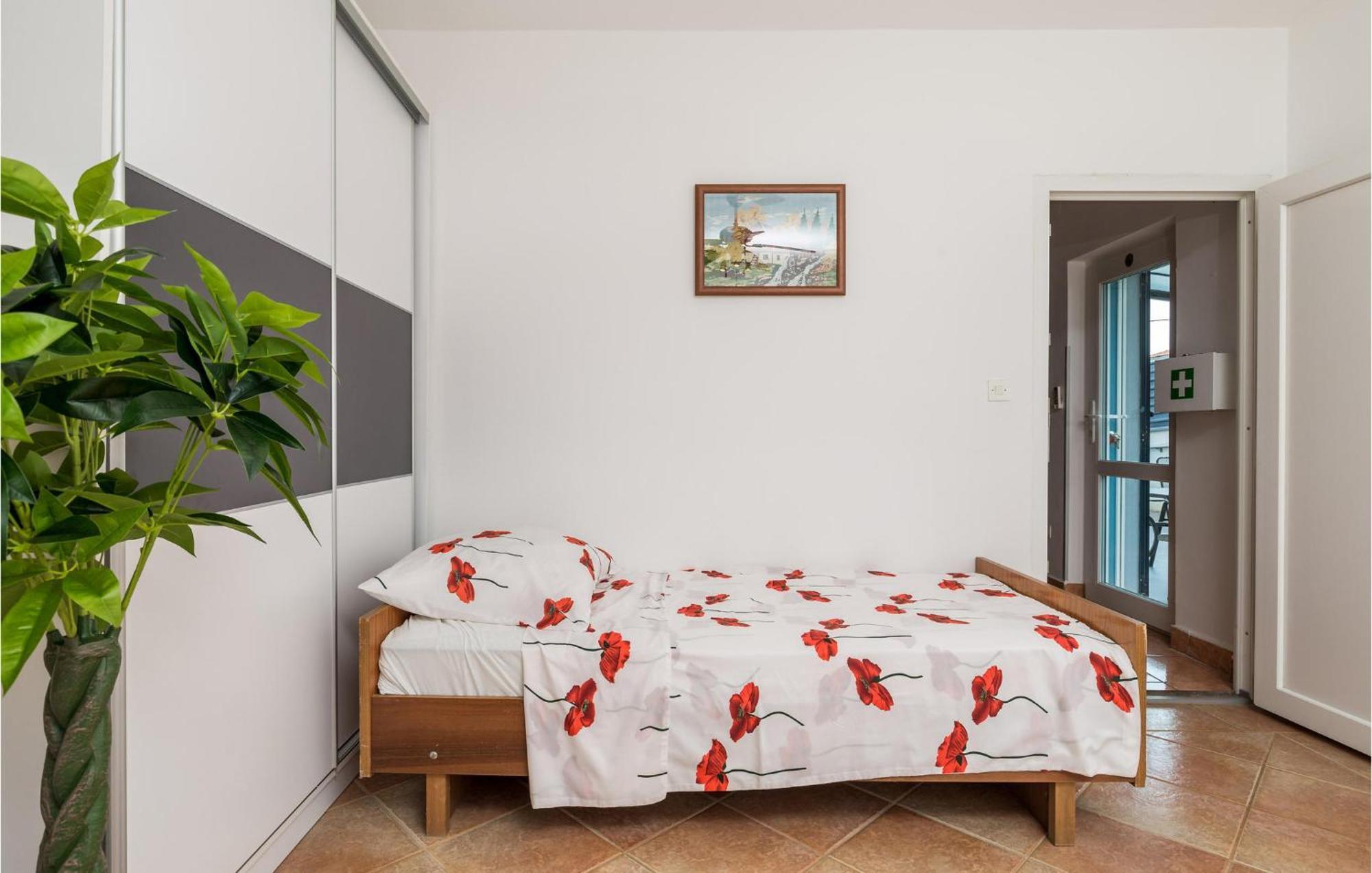 1 Bedroom Beautiful Apartment In Vrh Vrh  Екстериор снимка