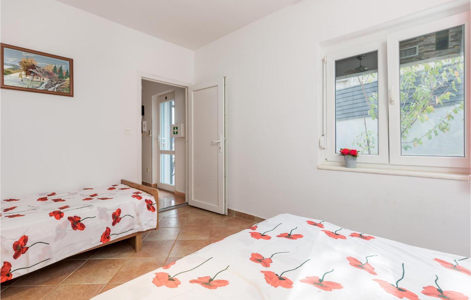 1 Bedroom Beautiful Apartment In Vrh Vrh  Екстериор снимка